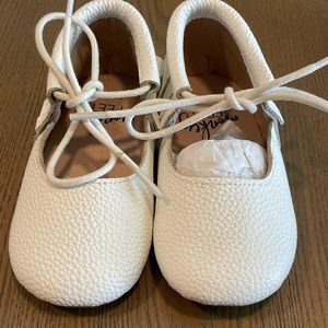 18/24 month white pebbled Monkey Feet moccasins without bag